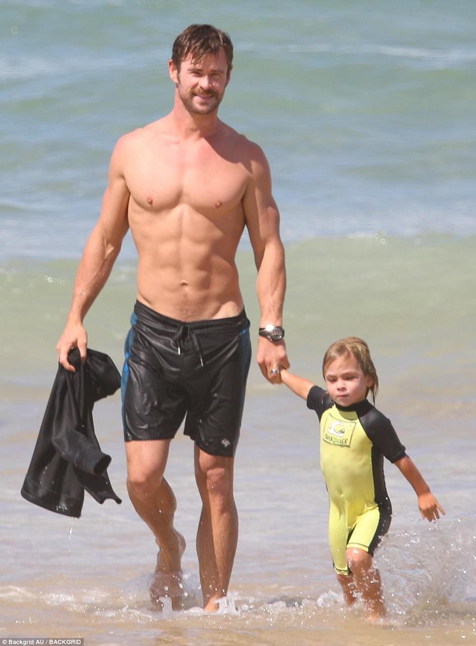 Mải trông con, vợ Thor Chris Hemsworth bị tuột bikini, hớ hênh vòng 3 và suýt lộ vòng 1 - Hình 15