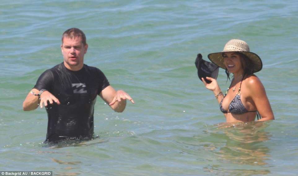 Mải trông con, vợ Thor Chris Hemsworth bị tuột bikini, hớ hênh vòng 3 và suýt lộ vòng 1 - Hình 16