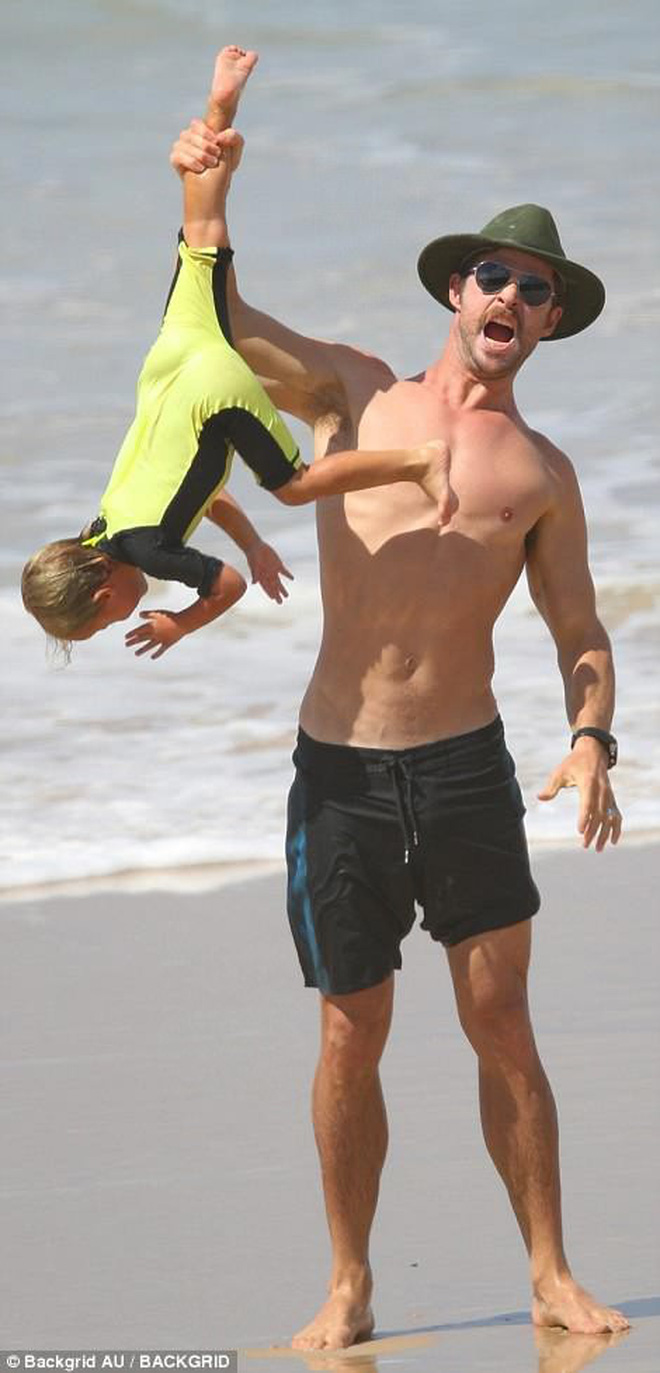 Mải trông con, vợ Thor Chris Hemsworth bị tuột bikini, hớ hênh vòng 3 và suýt lộ vòng 1 - Hình 13