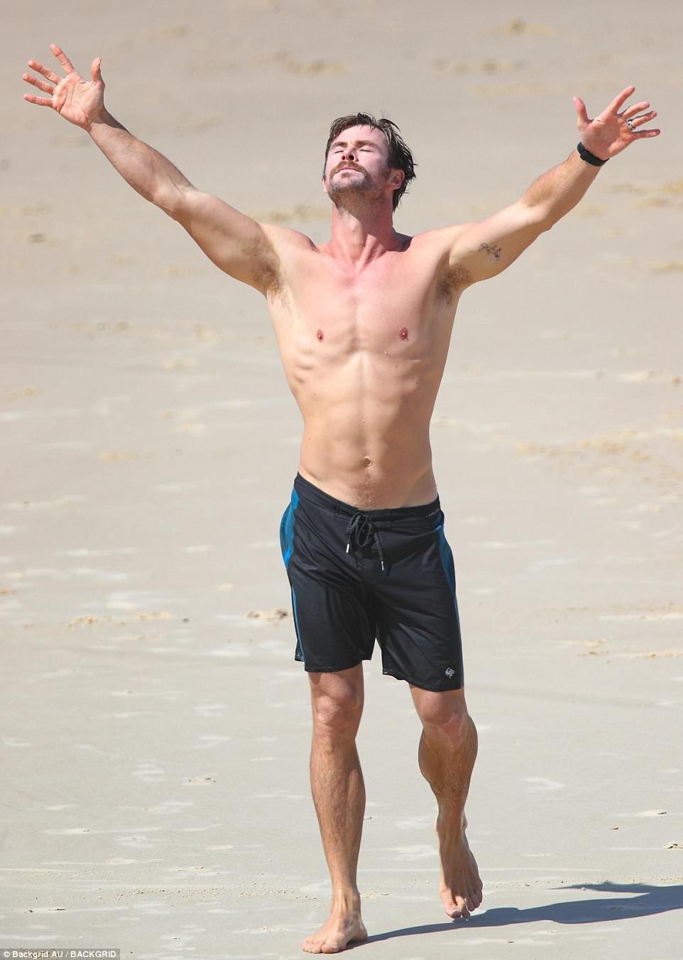 Mải trông con, vợ Thor Chris Hemsworth bị tuột bikini, hớ hênh vòng 3 và suýt lộ vòng 1 - Hình 6