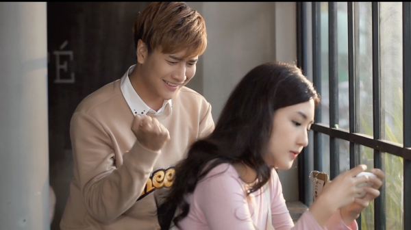 Only C &'ganh tị', Lou Hoàng nghịch ngợm hết cỡ trong hậu trường MV Yes I do - Hình 3