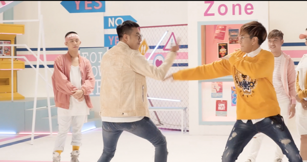 Only C &'ganh tị', Lou Hoàng nghịch ngợm hết cỡ trong hậu trường MV Yes I do - Hình 7