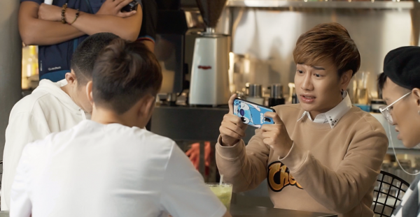 Only C &'ganh tị', Lou Hoàng nghịch ngợm hết cỡ trong hậu trường MV Yes I do - Hình 1