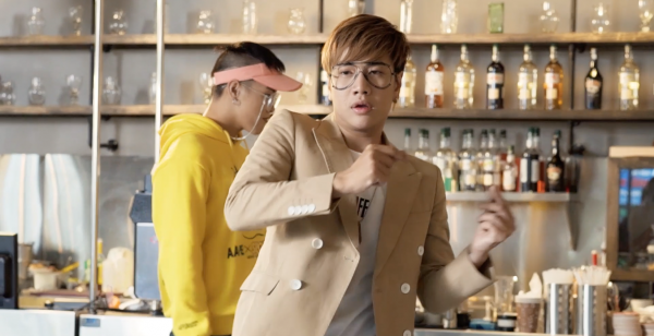 Only C &'ganh tị', Lou Hoàng nghịch ngợm hết cỡ trong hậu trường MV Yes I do - Hình 2