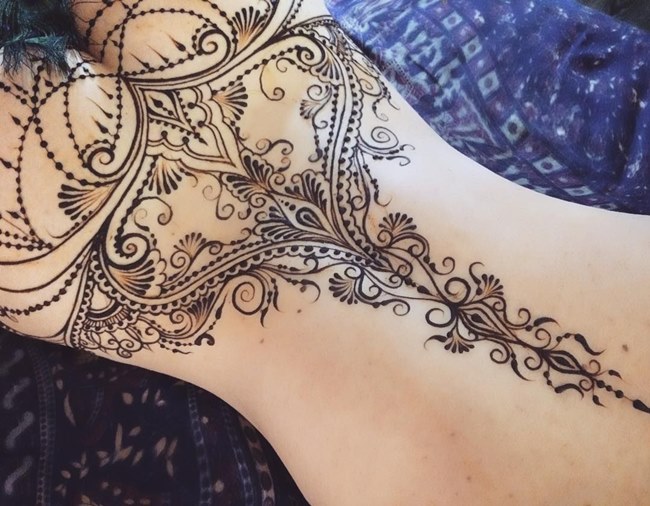 Hình vẽ Henna chắc chắn là một trong những phong cách trang trí da độc đáo và đẹp mắt nhất. Chiêm ngưỡng những đường nét mềm mại tinh tế thông qua hình ảnh này, bạn sẽ không thể rời mắt khỏi sự trang trí tài tình của các nghệ sĩ.