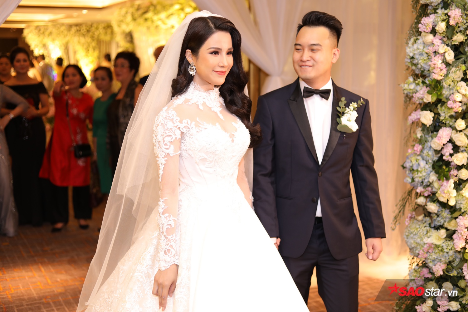 Sang chảnh như chị dâu Diệp Lâm Anh Diện váy cưới hơn nửa tỷ đồng