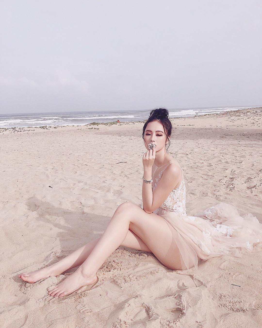 Không phải người mẫu, loạt mỹ nhân Việt này lại sở hữu đôi chân thon dài đáng ngưỡng mộ - Hình 11