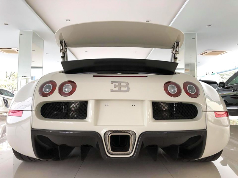 Siêu xe Bugatti Veyron độc nhất Việt Nam vừa thay đổi màu sơn và đèn pha mới - Hình 5
