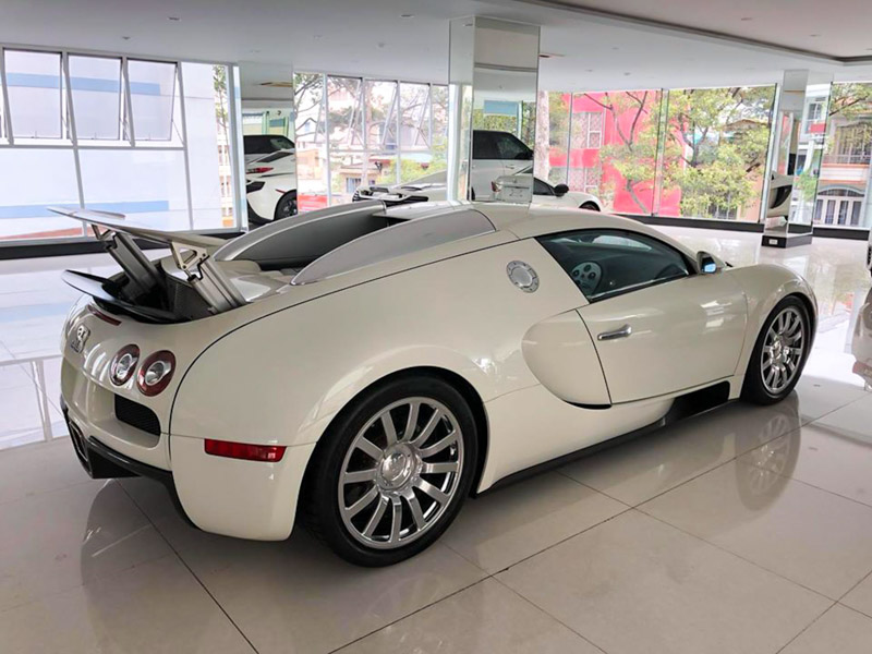 Siêu xe Bugatti Veyron độc nhất Việt Nam vừa thay đổi màu sơn và đèn pha mới - Hình 3