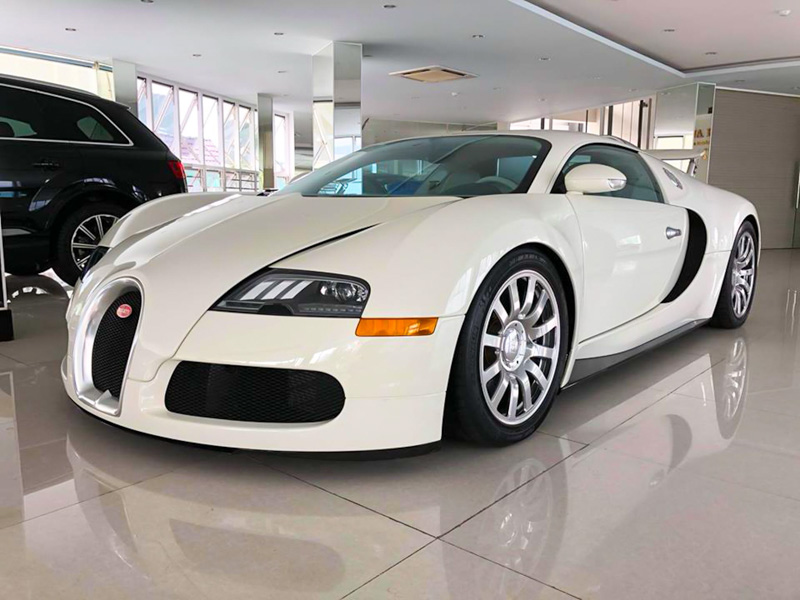 Siêu xe Bugatti Veyron độc nhất Việt Nam vừa thay đổi màu sơn và đèn pha mới - Hình 1