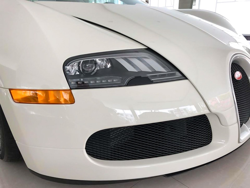 Siêu xe Bugatti Veyron độc nhất Việt Nam vừa thay đổi màu sơn và đèn pha mới - Hình 2