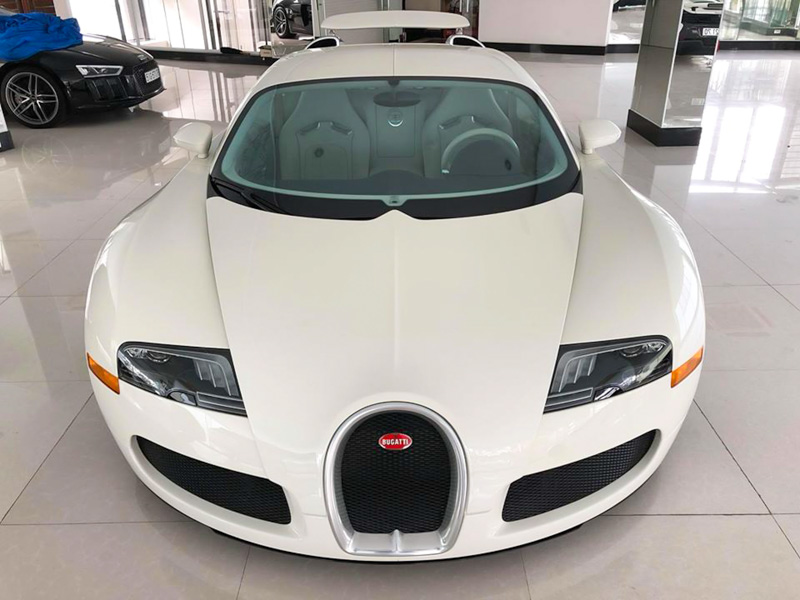 Siêu xe Bugatti Veyron độc nhất Việt Nam vừa thay đổi màu sơn và đèn pha mới - Hình 4