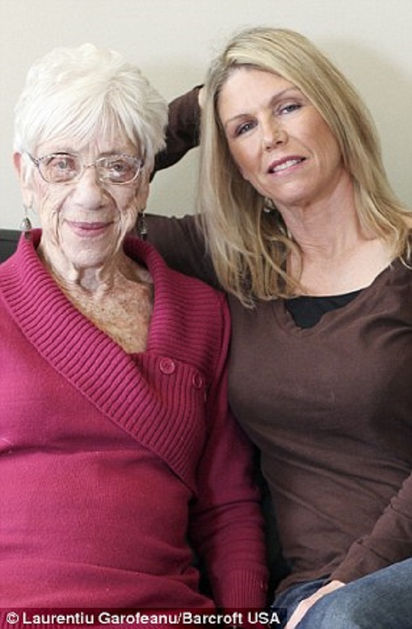 Молодые с дамами постарше. 91-Летняя Марджори маккул. Кайл Джонс и 91-летняя Марджори маккул. 31-Летний Кайл Джонс и 91-летняя Марджори маккул. Старые женщины и молодые.