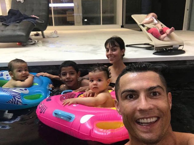 Bận chuẩn bị World Cup, C. Ronaldo lỡ sinh nhật đầu tiên của hai con song sinh - Hình 1