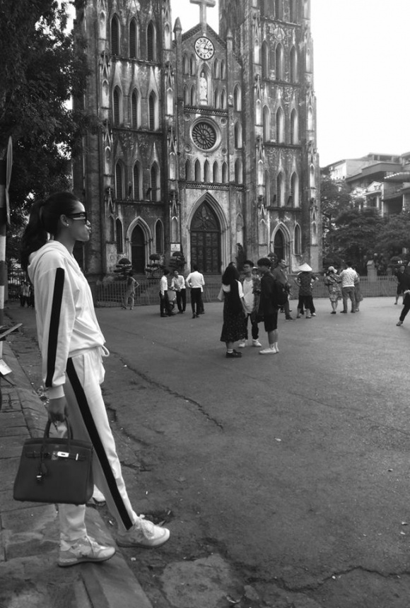 Giữa tin đồn nhập viện và khoá Facebook, Phạm Hương xuất hiện rạng rỡ tại Hà Nội - Hình 3