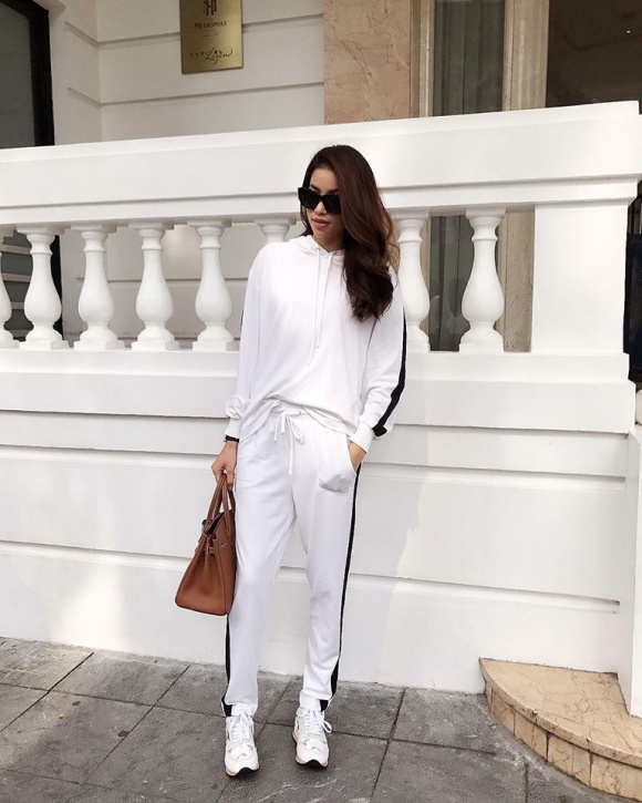 Giữa tin đồn nhập viện và khoá Facebook, Phạm Hương xuất hiện rạng rỡ tại Hà Nội - Hình 5