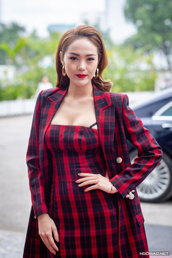 Minh Hằng bị lộ quai áo khi đi casting The Face - Hình 2