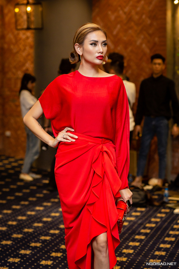 Minh Hằng bị lộ quai áo khi đi casting The Face - Hình 6