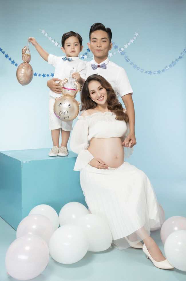 Phan Hiển quỳ gối hôn bụng bầu 8 tháng của Khánh Thi - Hình 2