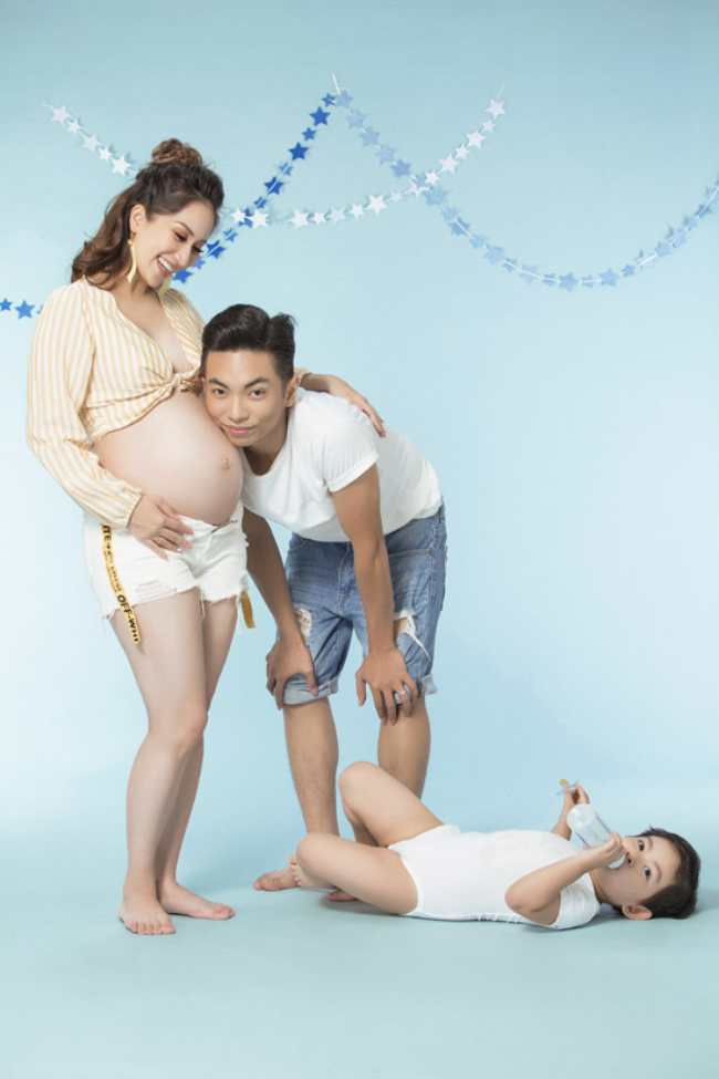 Phan Hiển quỳ gối hôn bụng bầu 8 tháng của Khánh Thi - Hình 5