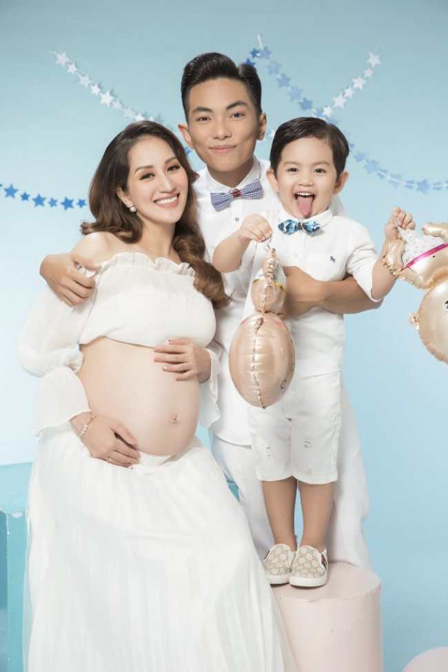 Phan Hiển quỳ gối hôn bụng bầu 8 tháng của Khánh Thi - Hình 1