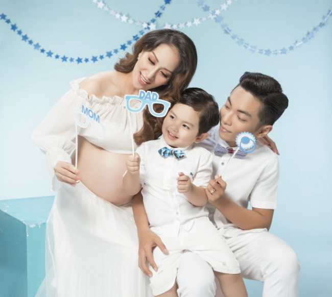 Phan Hiển quỳ gối hôn bụng bầu 8 tháng của Khánh Thi - Hình 3