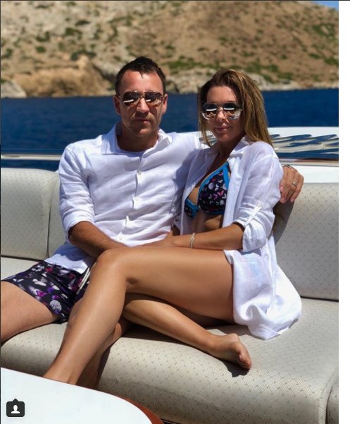 Vợ John Terry khoe trang phục bikini cực nóng bỏng - Hình 2