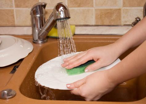 4 mẹo giúp tìm lại đôi tay mịn như em bé sau những lần da khô ráp vì rửa chén - Hình 1