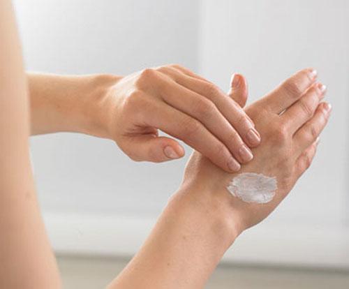 4 mẹo giúp tìm lại đôi tay mịn như em bé sau những lần da khô ráp vì rửa chén - Hình 8