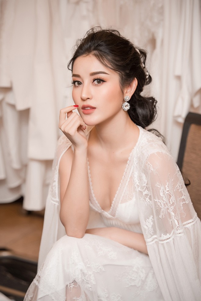 Á hậu Huyền My lấp ló ngực đầy trong làn váy trắng mỏng manh - Hình 1