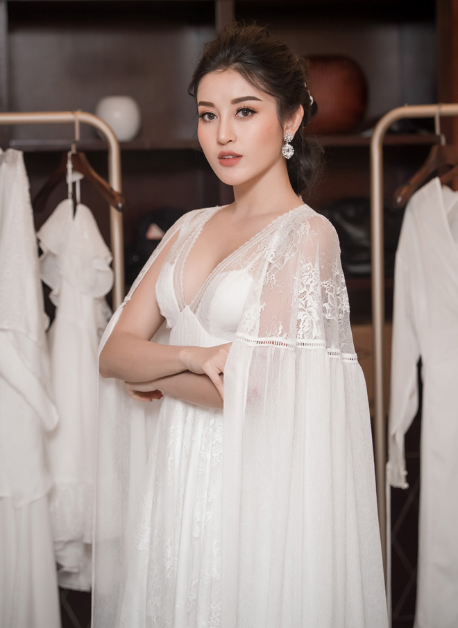 Á hậu Huyền My lấp ló ngực đầy trong làn váy trắng mỏng manh - Hình 2