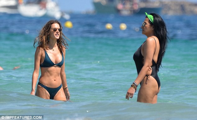 Alessandra Ambrosio khoe dáng săn chắc trên biển - Hình 5