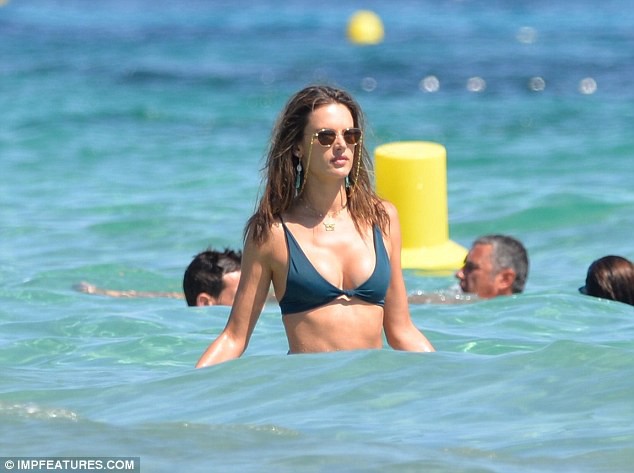 Alessandra Ambrosio khoe dáng săn chắc trên biển - Hình 3