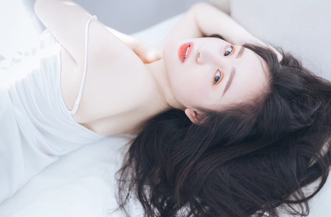 Bà Tưng Huyền Anh tái xuất, tung bộ ảnh liêu trai khoe vòng 1 đốt mắt - Hình 2