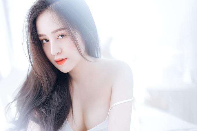 Bà Tưng Huyền Anh tái xuất, tung bộ ảnh liêu trai khoe vòng 1 đốt mắt - Hình 1