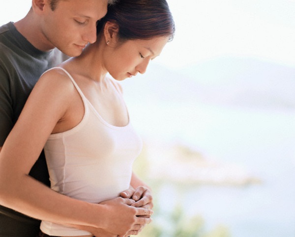 Có những khi nhìn mẹ chồng ngồi xoa bụng em dâu, tôi đã lấy tay đấm vào bụng mình cho vơi đau đớn - Hình 1