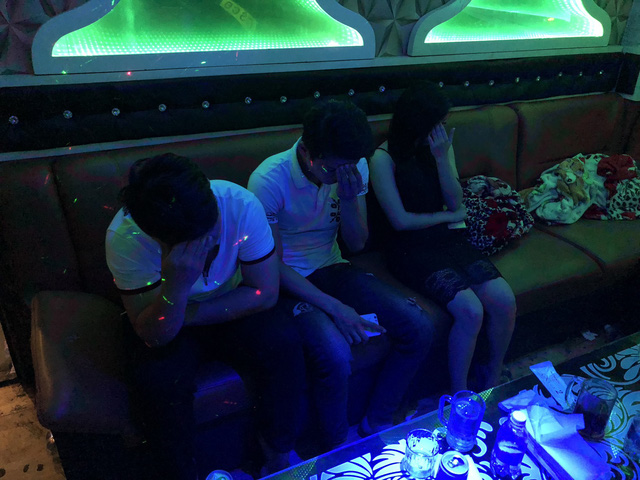 Đột kích tụ điểm karaoke, phát hiện 16 nam nữ phê ma tuý - Hình 2