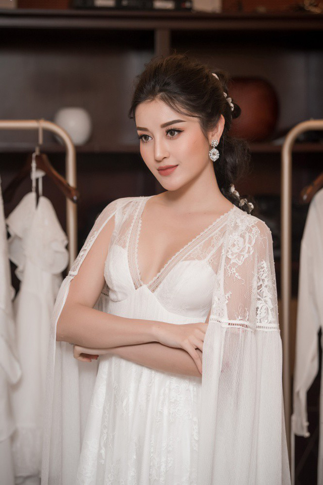Hoa hậu, Á hậu nửa kín nửa hở khoe thềm ngực quyến rũ chết người - Hình 3