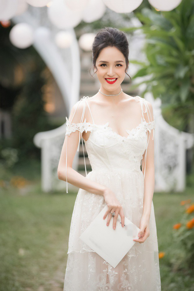 Hoa hậu, Á hậu nửa kín nửa hở khoe thềm ngực quyến rũ chết người - Hình 10