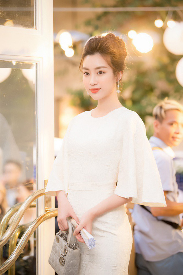 Hoa hậu, Á hậu nửa kín nửa hở khoe thềm ngực quyến rũ chết người - Hình 14