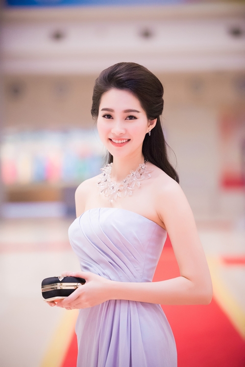 Hoa hậu vai trần gợi cảm Đặng Thu Thảo - Hình 5