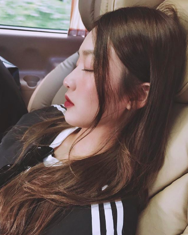 Hotgirl nào đang nhận bão like nhờ những tấm ảnh khoe góc nghiêng thần thánh? - Hình 11