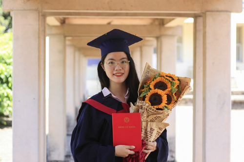 Nữ sinh tốt nghiệp đại học sớm một năm với bằng xuất sắc - Hình 1