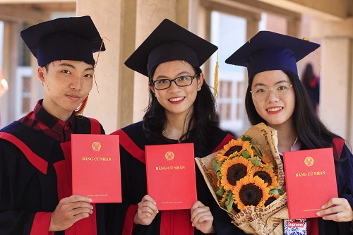 Nữ sinh tốt nghiệp đại học sớm một năm với bằng xuất sắc - Hình 2
