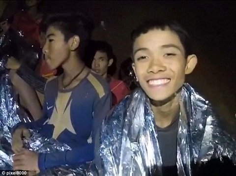 Sự thật thú vị về cậu bé duy nhất có thể nói tiếng Anh trong đội bóng Thái - Hình 1