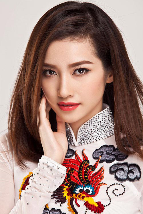 Trúc Diễm thướt tha trong bộ áo dài trắng - Hình 1