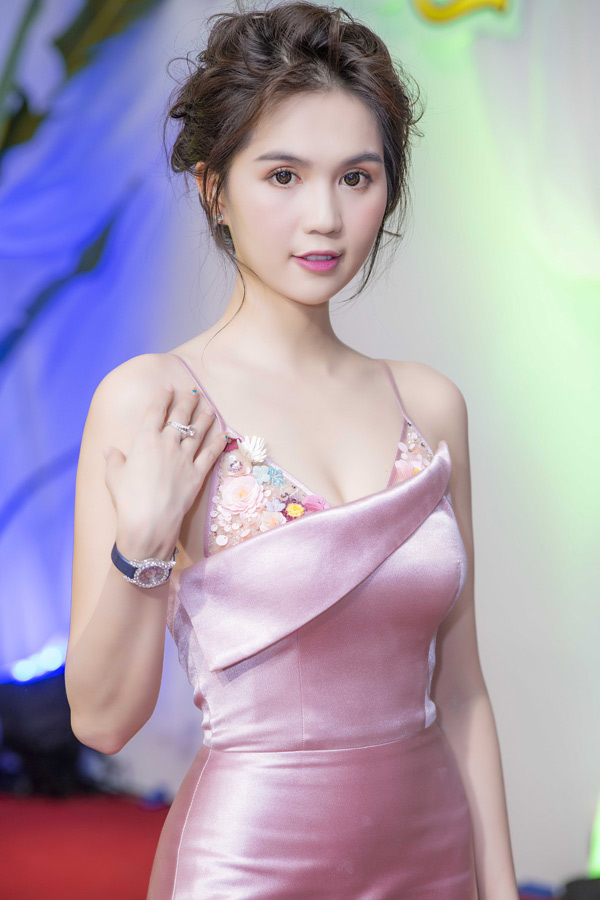 Ngọc Trinh đeo đồng hồ nạm kim cương dự event ở Hà Nội - Hình 1.