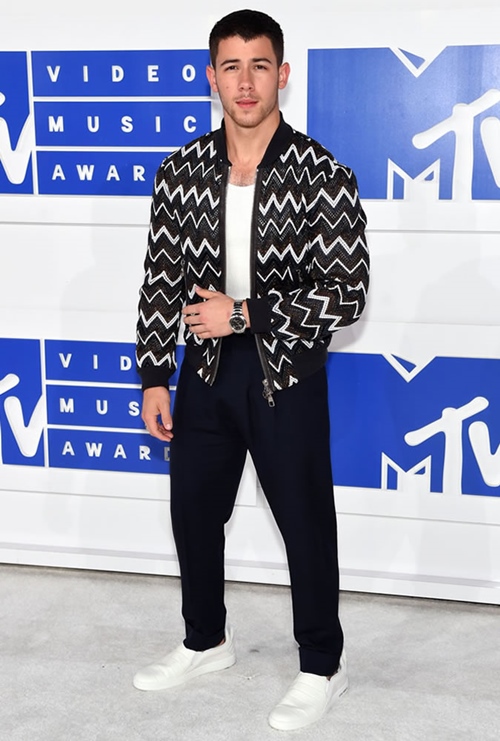 Nick Jonas: Chàng nấm lùn sát hoa hậu khéo mặc đẹp - Hình 10