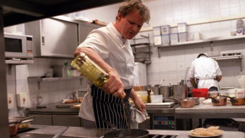 Rejected by school because of his shortness, the male student was accepted by chef Gordon Ramsay to teach him the profession - Picture 2
