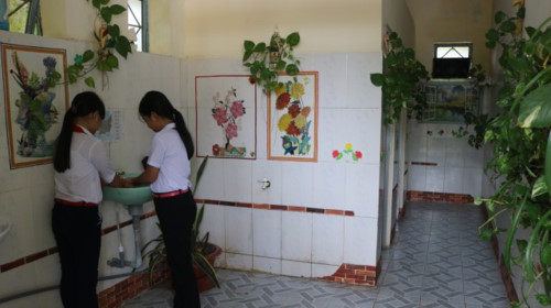 Nhà vệ sinh “kiểu mẫu” của trường học xứ cù lao - Học hành - Việt ...
